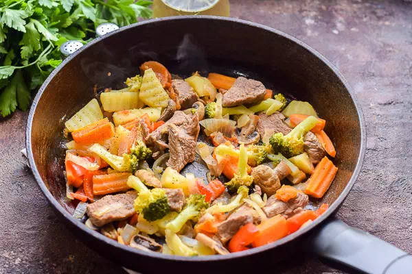 мясо с овощами на сковороде рецепт фото 7